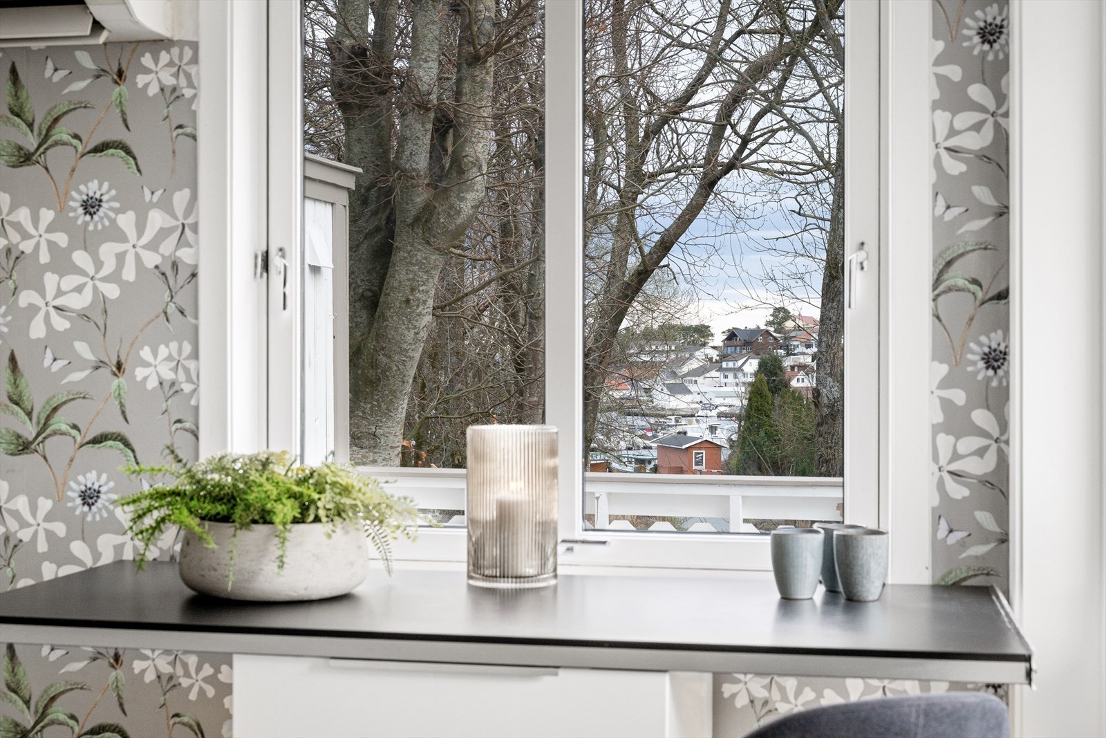 Spisekrok med gløtt til havna. Galleribilde