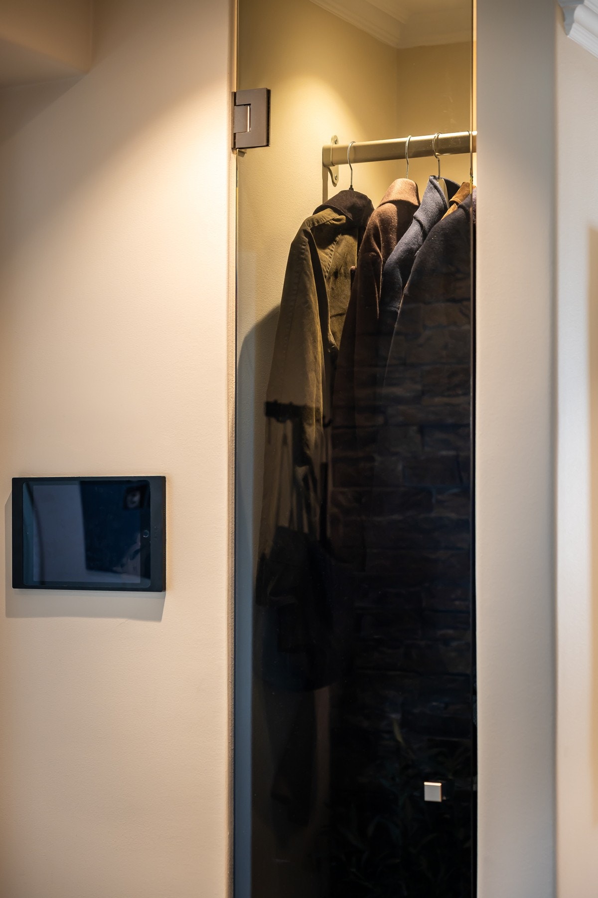 Entréen har plass til garderobeløsning for yttertøy og sko, og gir et ryddig førsteinntrykk. Galleribilde