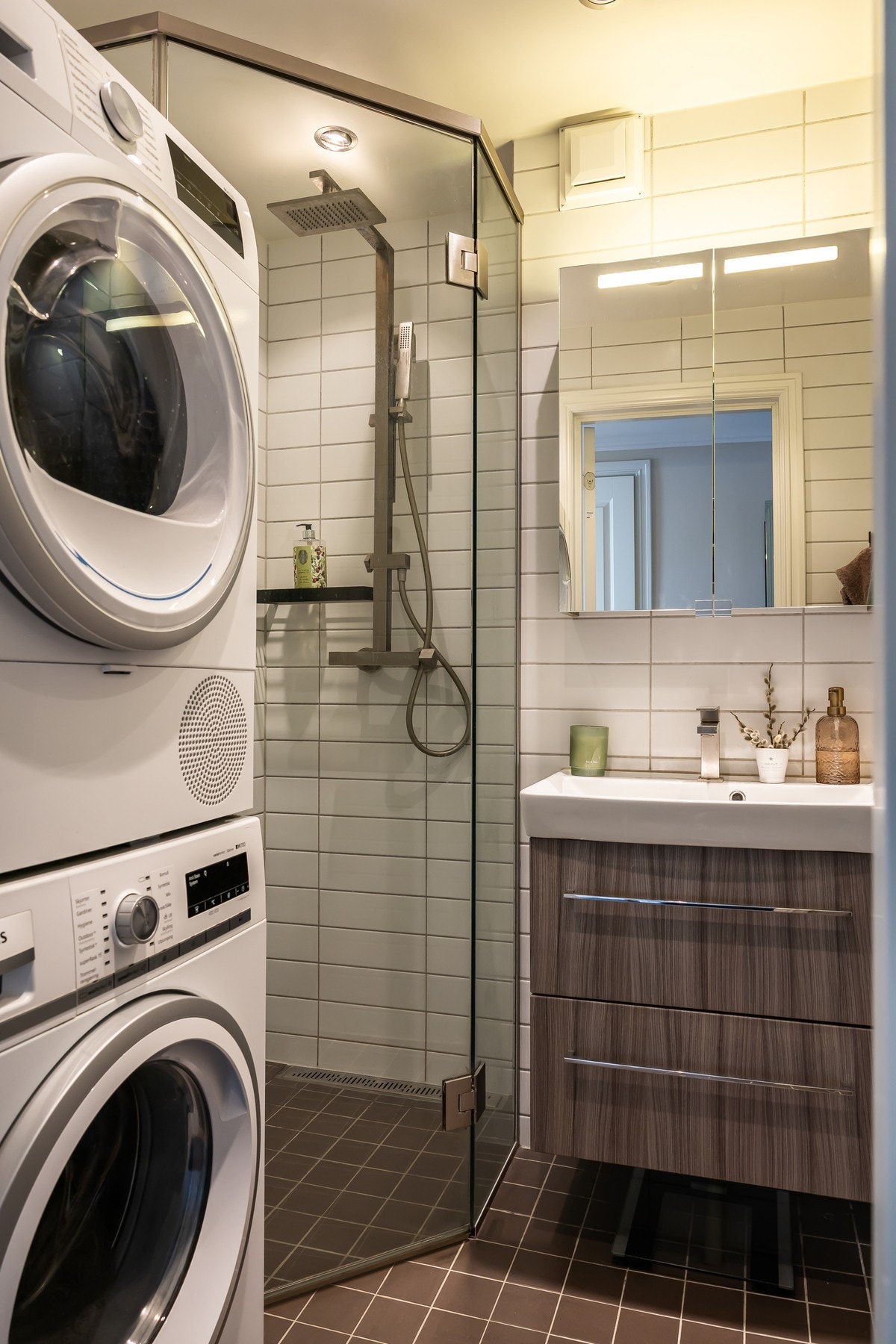 Badet har også opplegg for vaskemaskin, og fremstår som godt tilpasset daglig bruk. Galleribilde
