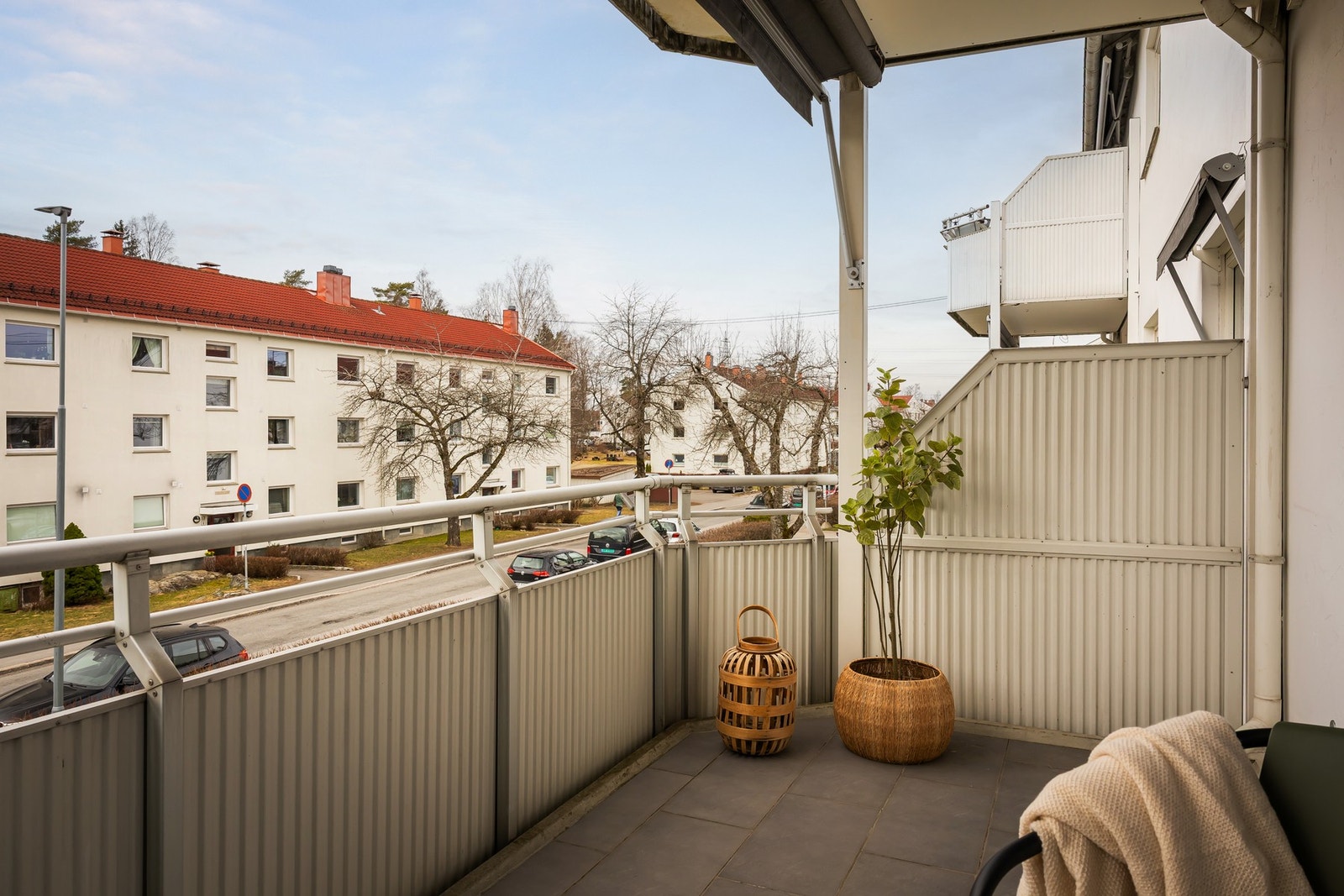 Fra stuen er det utgang til en solrik balkong på ca. 9 kvm, med god plass til sittegruppe og beplantning. Galleribilde