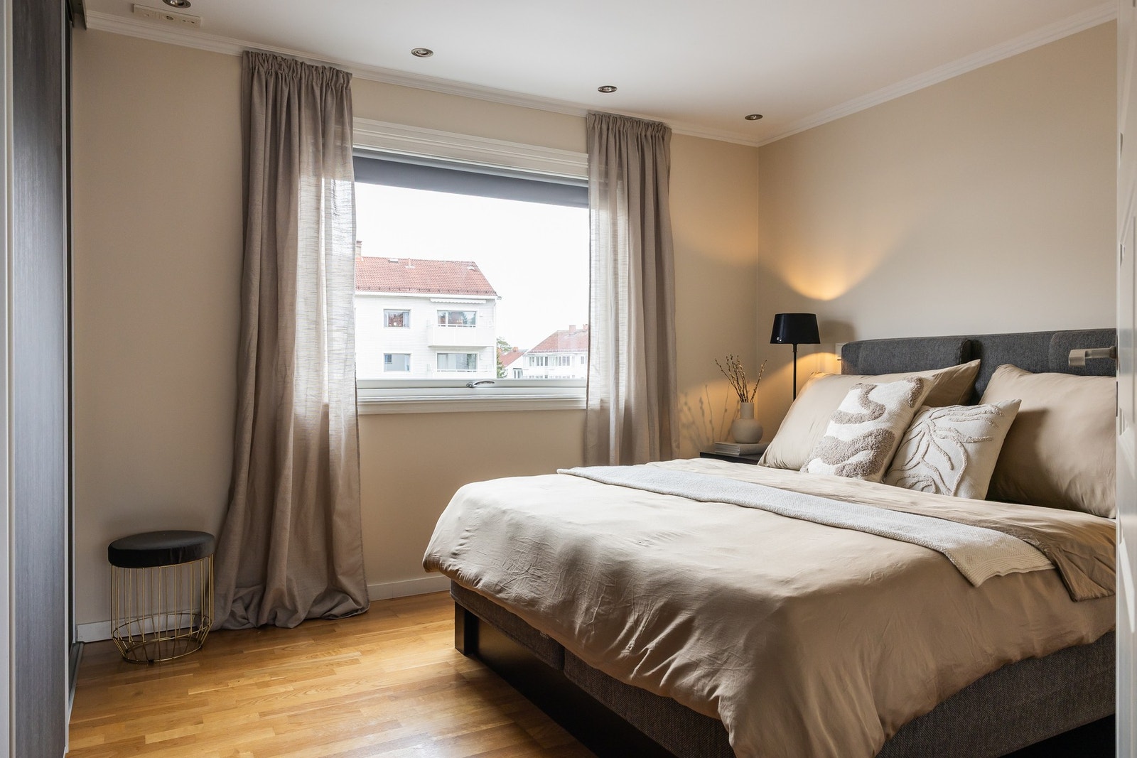 Leiligheten har to gode soverom med fleksibel bruk. Galleribilde