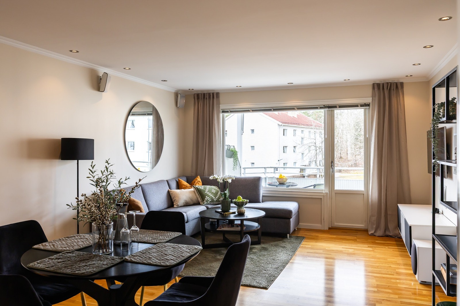 Stuen er et lyst og romslig oppholdsrom med gode møbleringsmuligheter for både sofagruppe og spiseplass. Galleribilde