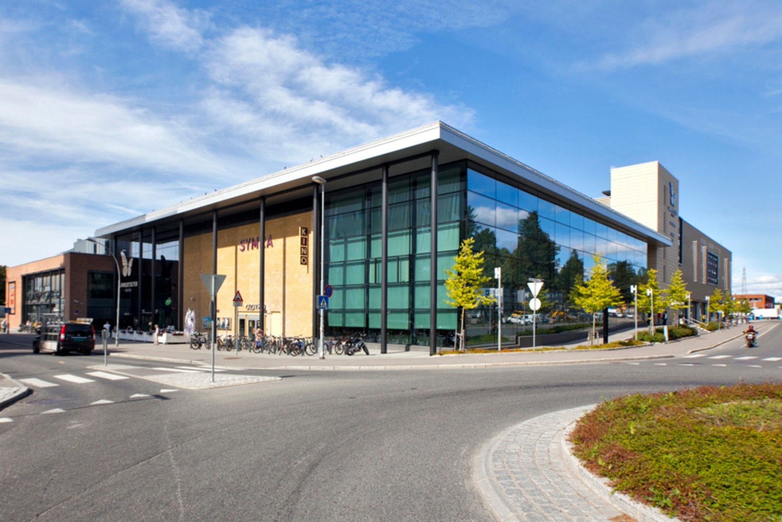 Lambertseter Senter like ved har et variert utvalg. Dette er et relativt nytt og moderne senter som åpnet høsten 2010, med ca. 70 butikker samt egen kino (Symra). Galleribilde