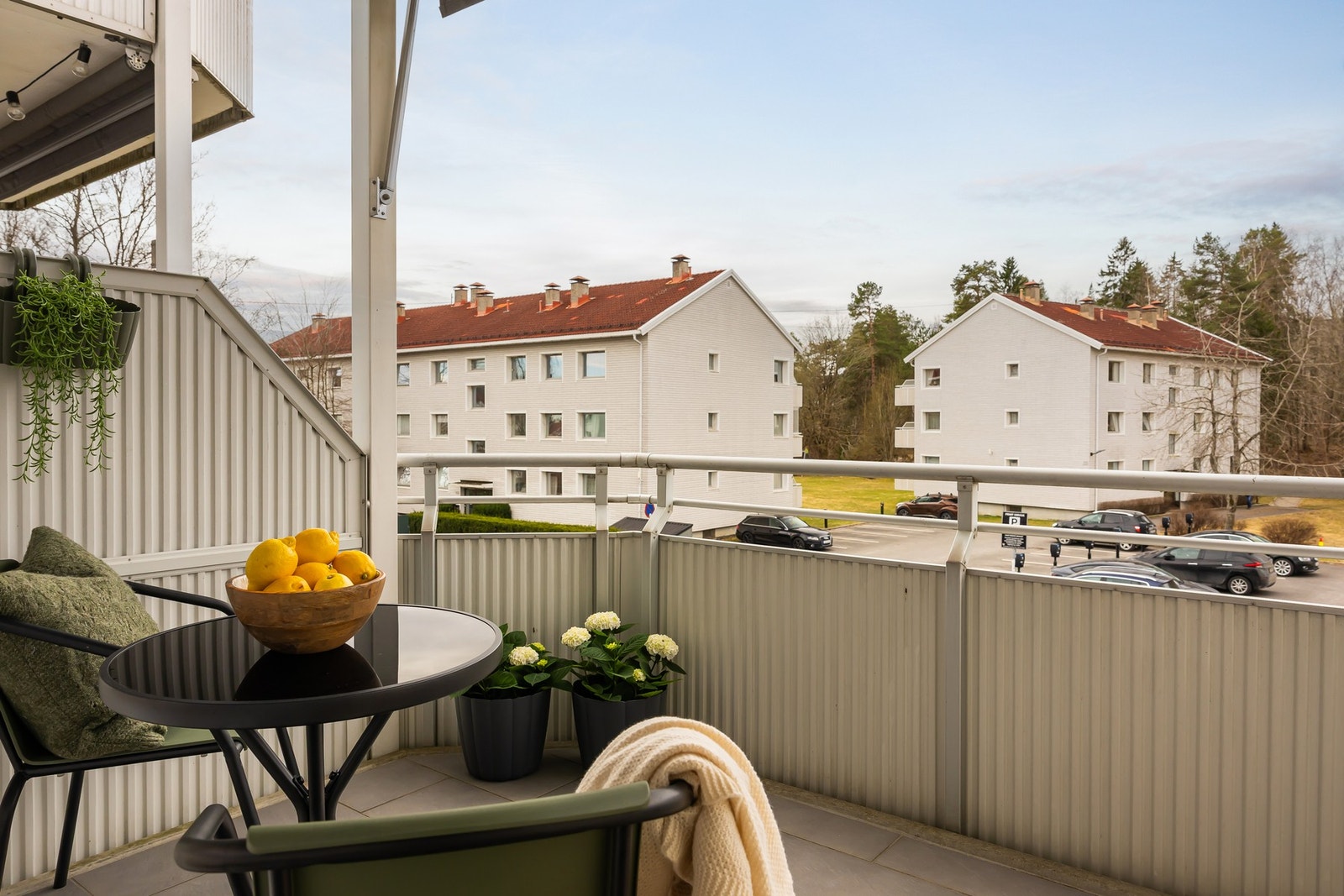 Balkongen er oppgradert med elektriske markiser, to terrassevarmere og praktisk vanntilkobling. Galleribilde