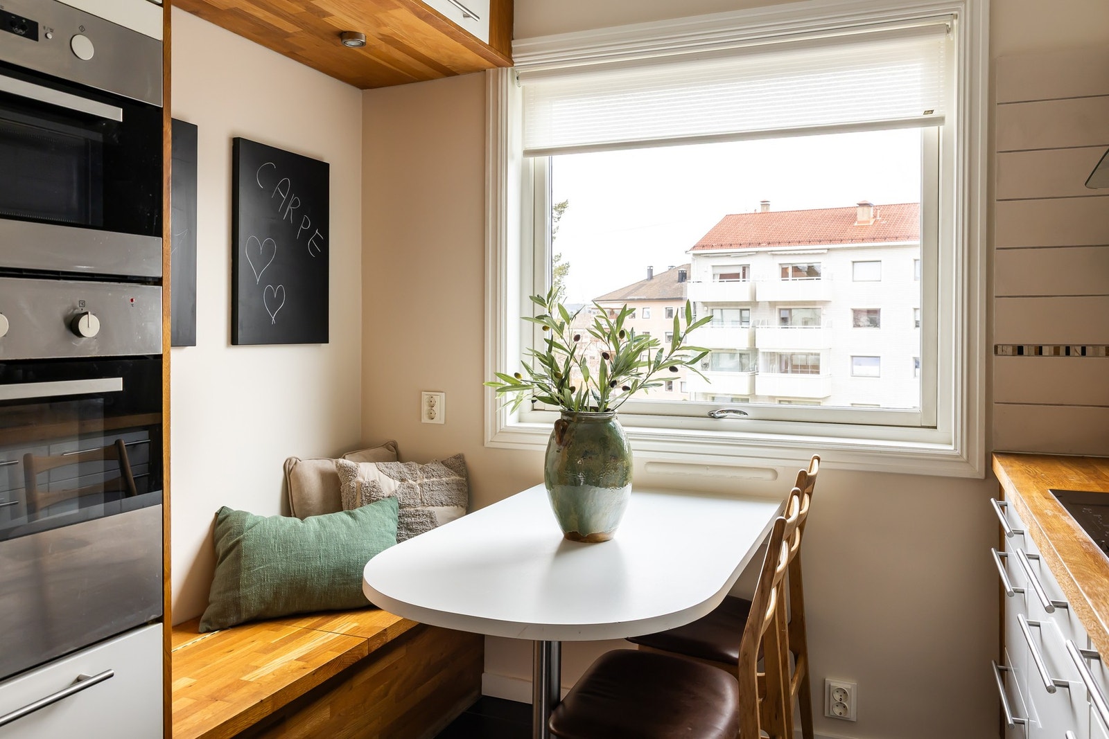 Koselig spiseplass ved vinduet på kjøkkenet. Galleribilde