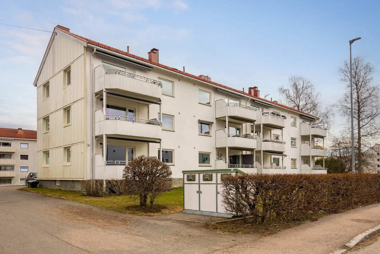 Leiligheten har en meget attraktiv beliggenhet på Lambertseter/Karlsrud i populære Østerliveien. Veien består av lavblokker som er adskilt med hyggelige grøntområder og ulike beplantninger. Galleribilde