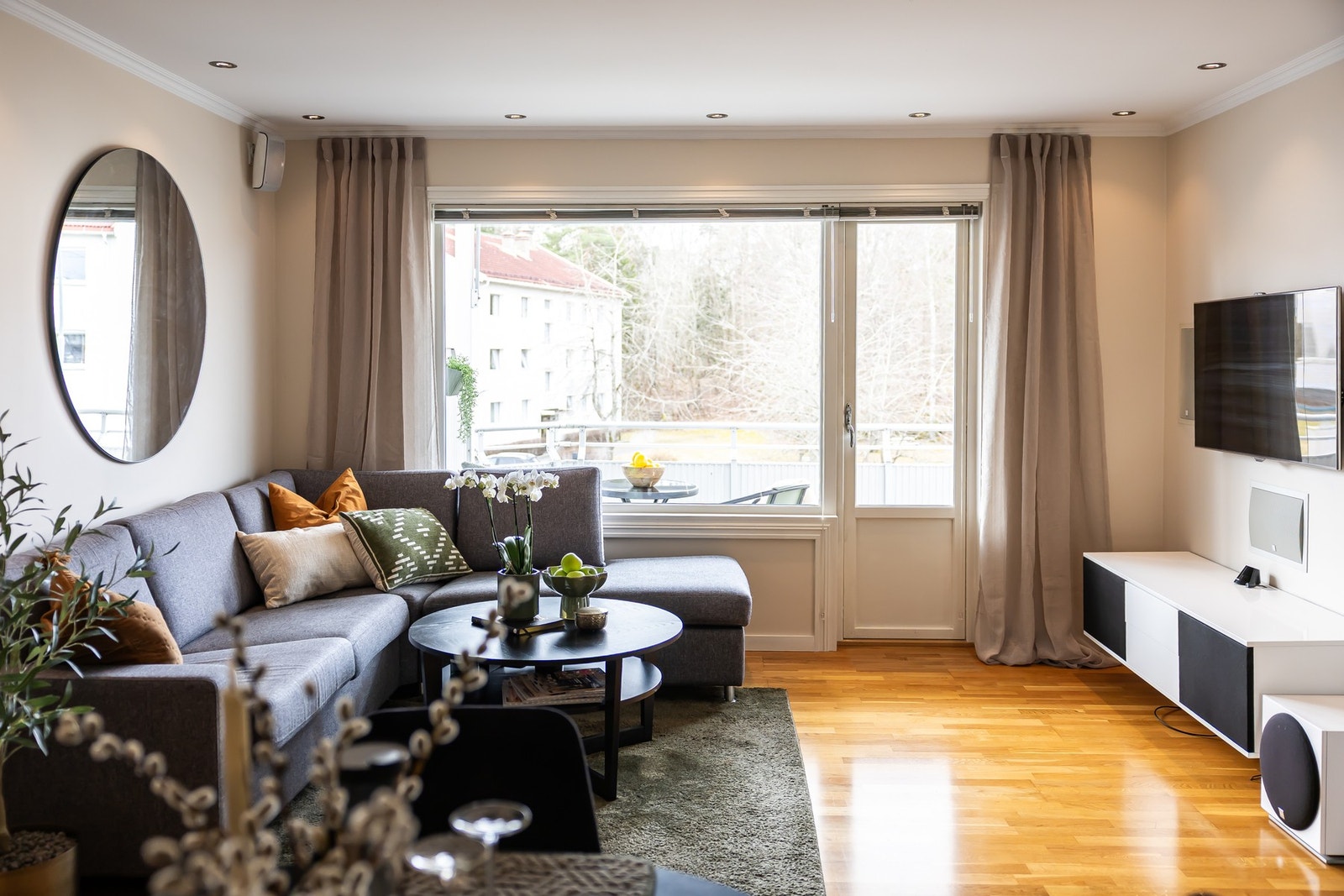 Fra stuen er det utgang til balkongen, noe som gir en naturlig forlengelse av oppholdsrommet i sommerhalvåret. Galleribilde