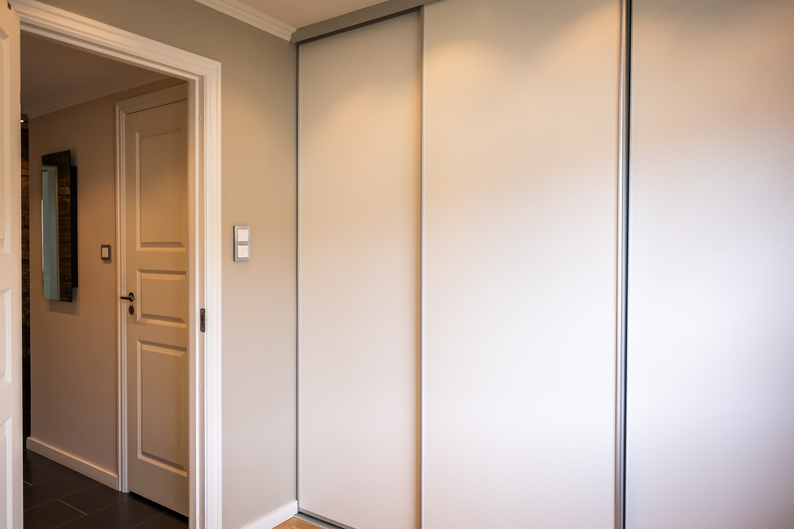 Det er også praktisk og romslig garderobe i dette rommet. Galleribilde