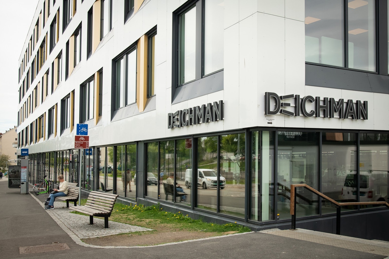 Deichmanske bibliotek på Lambertseter like ved. Galleribilde