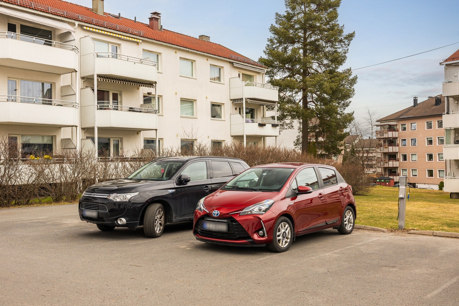 Det medfølger fast utvendig parkeringsplass merket nr. 7 iht. eksklusiv bruksrett fastsatt i sameiets vedtekter. Galleribilde