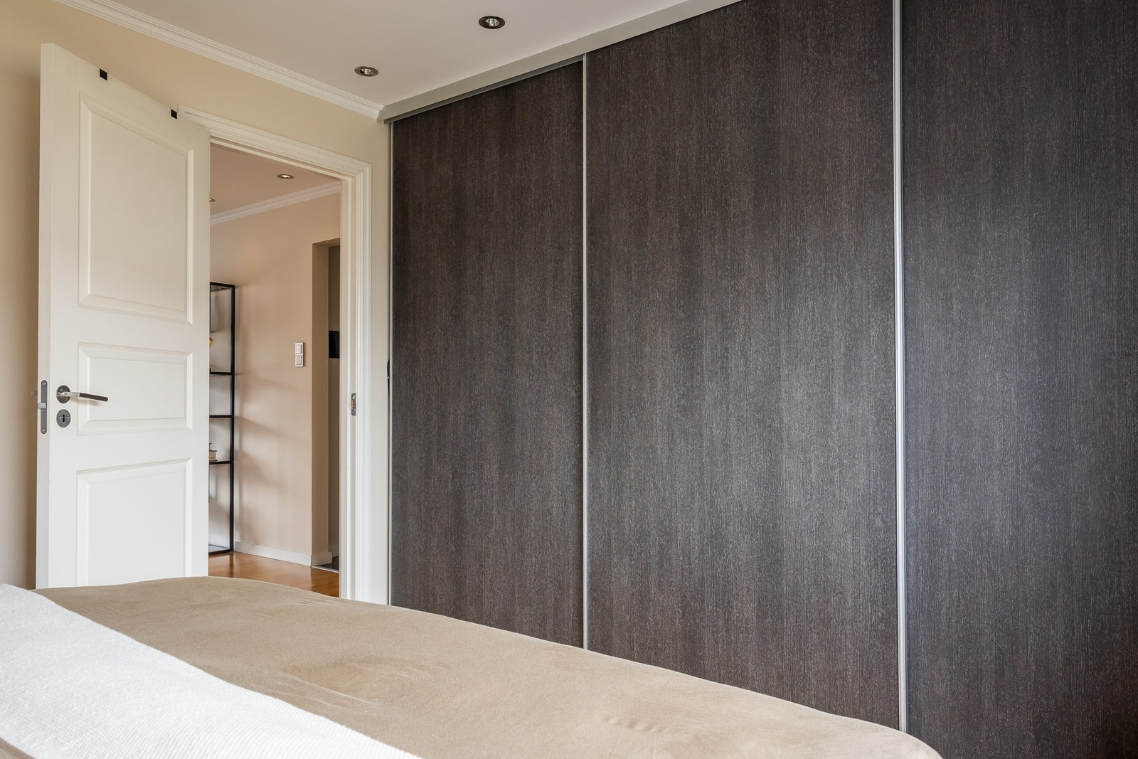 Stor og god skyvedørsgarderobe på hovedsoverommet. Galleribilde