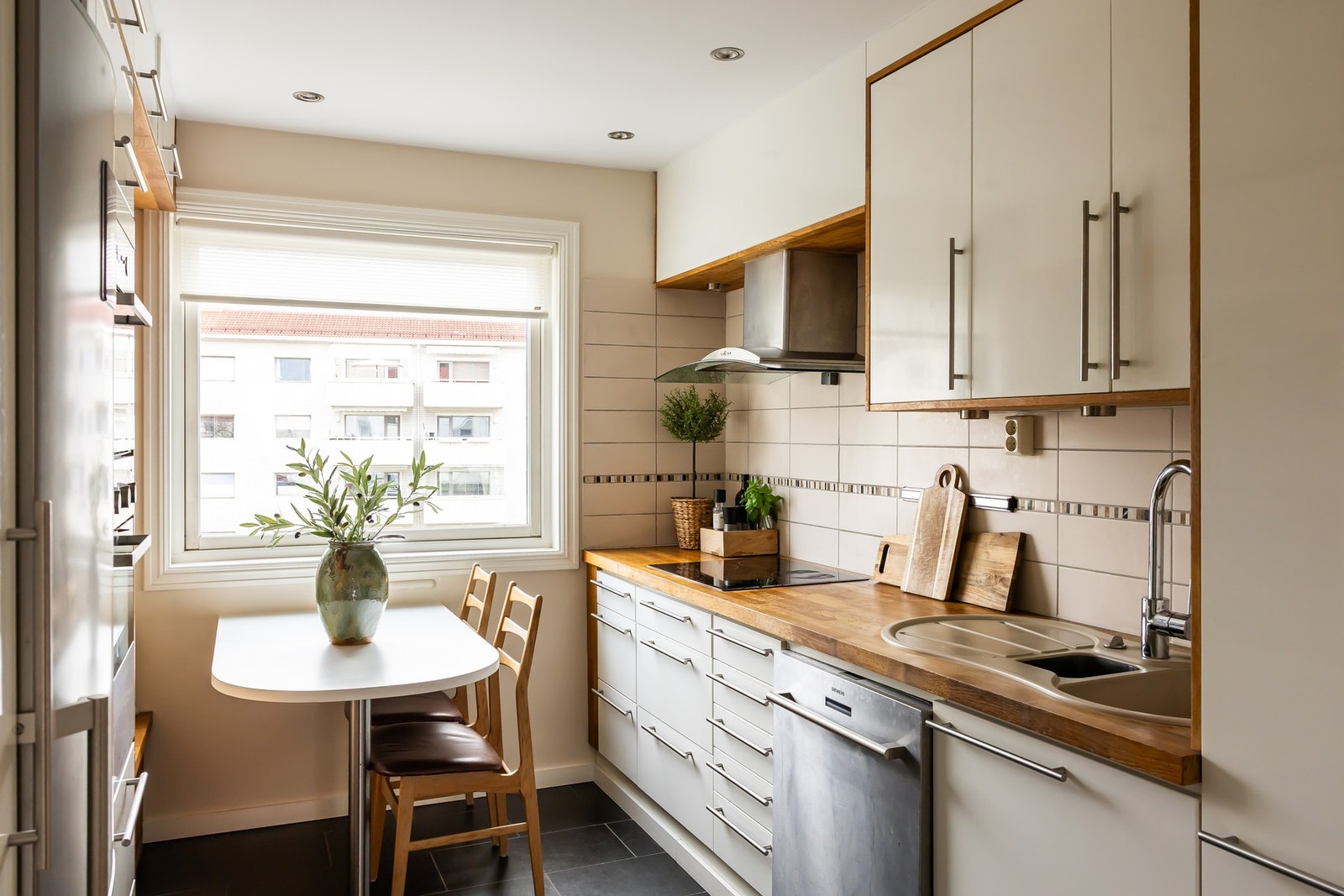 Innredningen har lyse, glatte fronter kombinert med benkeplate i tre, som gir en varm og tidløs helhet. Galleribilde