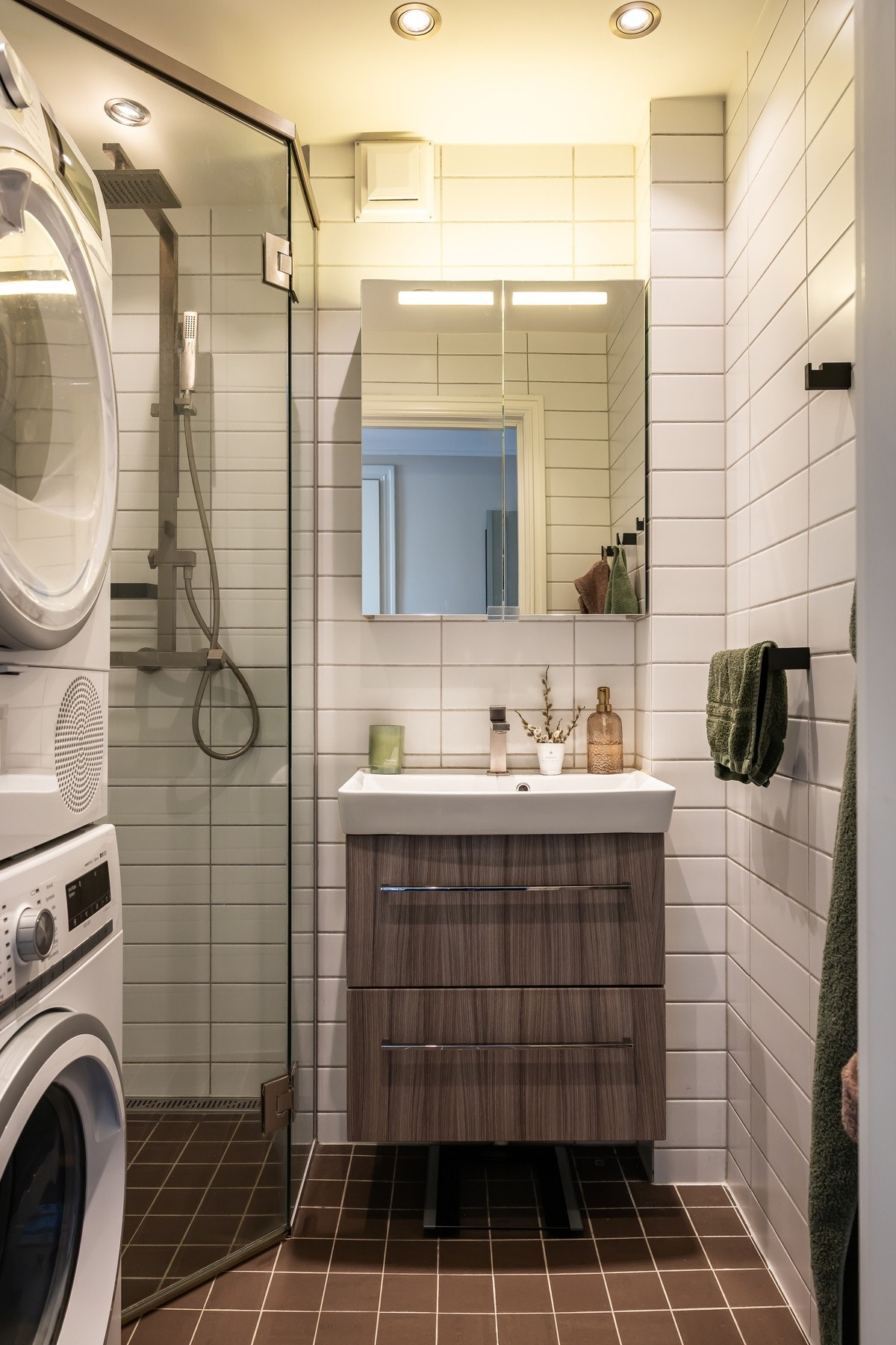 Badet er flislagt og oppgradert i 2011, med moderne materialvalg og praktisk utforming. Galleribilde