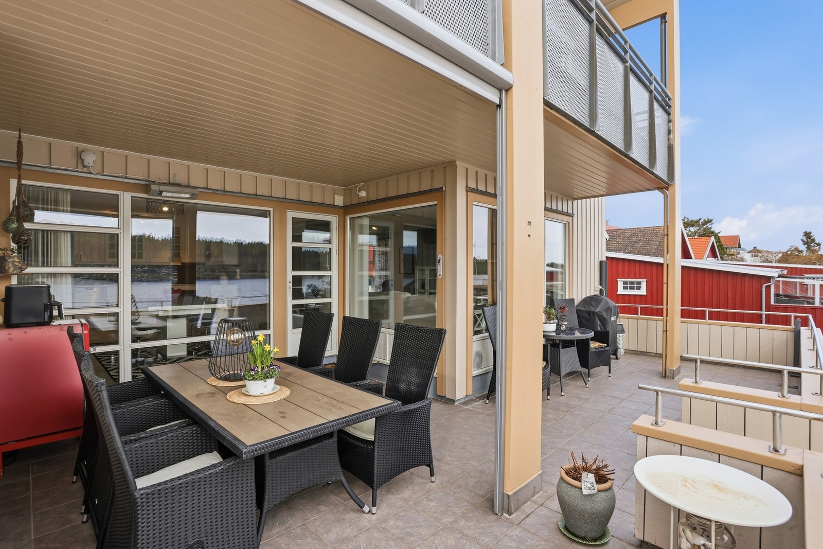 Leiligheten ligger i sjøkanten og har overbygd terrasse rett på utsiden av stuen. Galleribilde