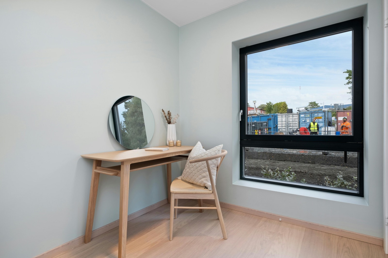 Kort vei til kjøpesenter, dagligvare og busstopp med hyppige avganger. Galleribilde