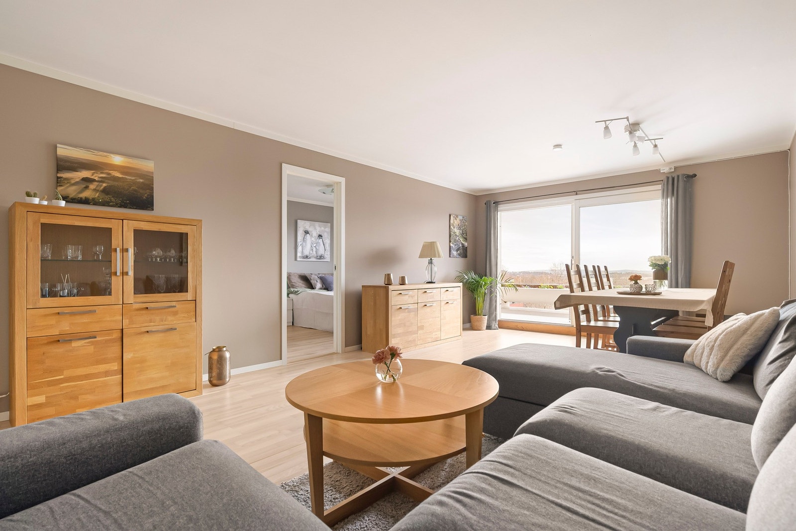 Det er god plass til en romslig sofa, samt ett stort spisebord Galleribilde