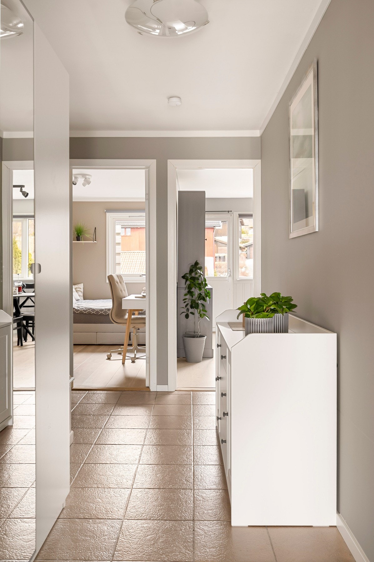 Fra gangen er det adkomst videre til to av soveromene Galleribilde