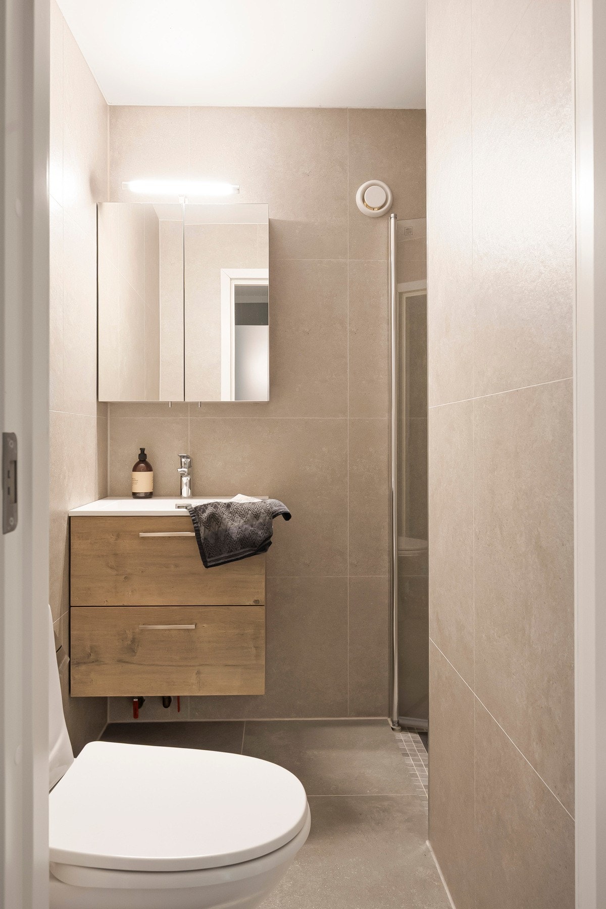 Det andre badet fremstår som moderne. Her ble det lagt flis på flis i 2025 Galleribilde