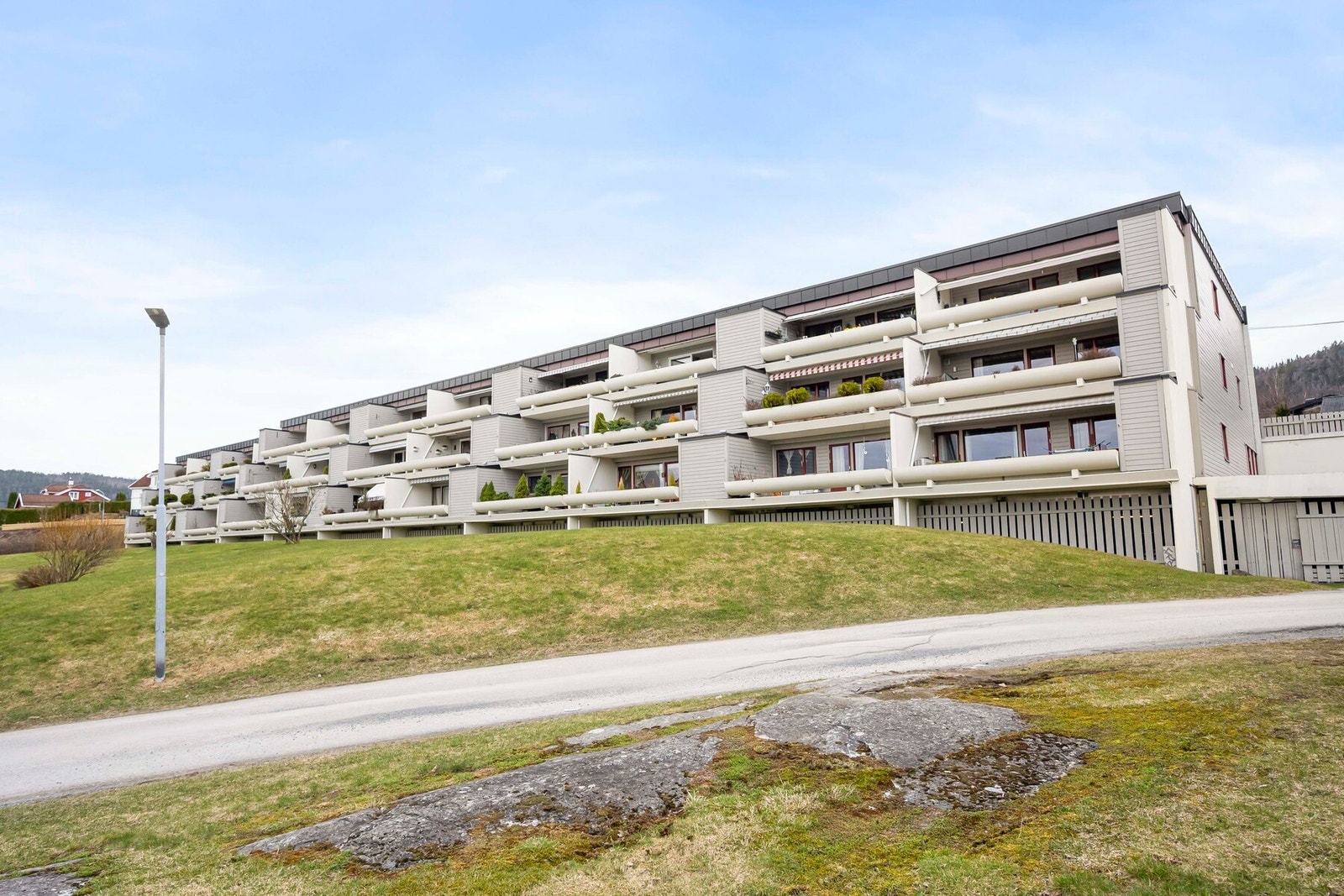 Fasade - boligen ligger i byggets toppetasje Galleribilde