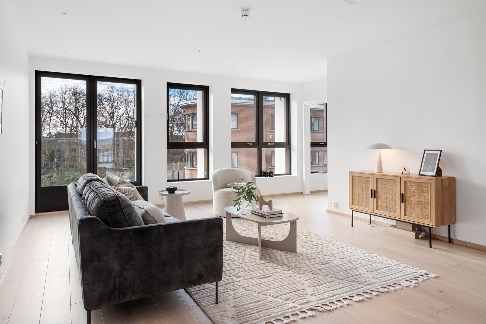 Flere store vindusflater slipper inn rikelig med naturlig, gjennomgående dagslys. Galleribilde