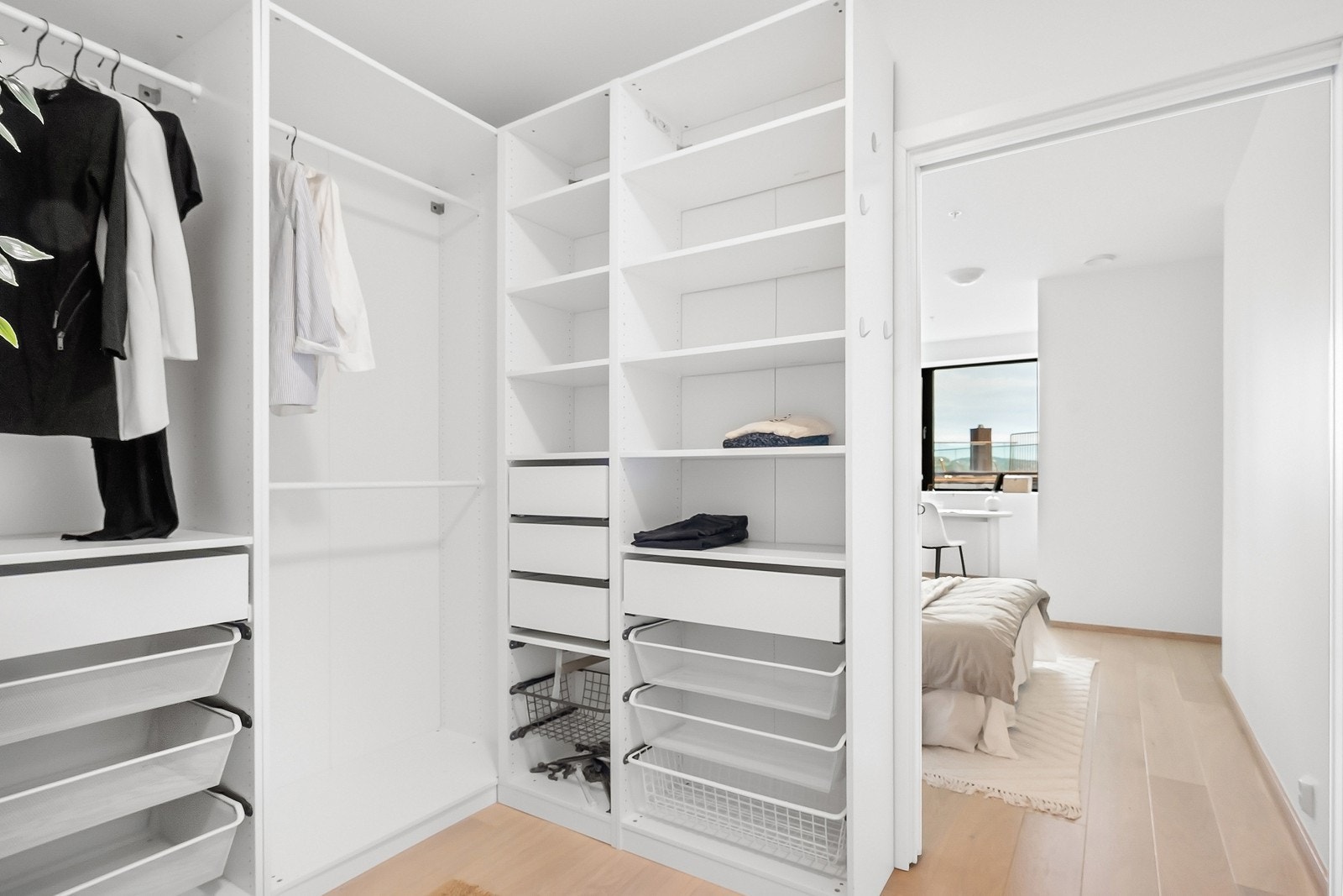 Walk-in garderoben er innredet med heng, hyller, skuffer og trådskuffer. Galleribilde