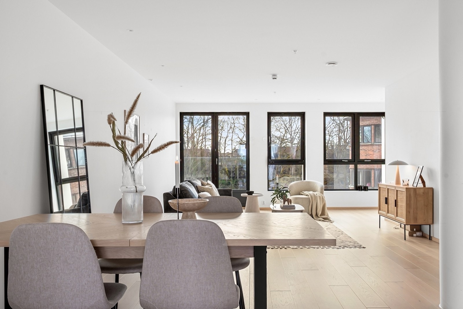 Mot syd er det fransk balkong med tofløyet verandadør og utsyn mot grønn, pent opparbeidet sentrumspark med paviljong. Galleribilde