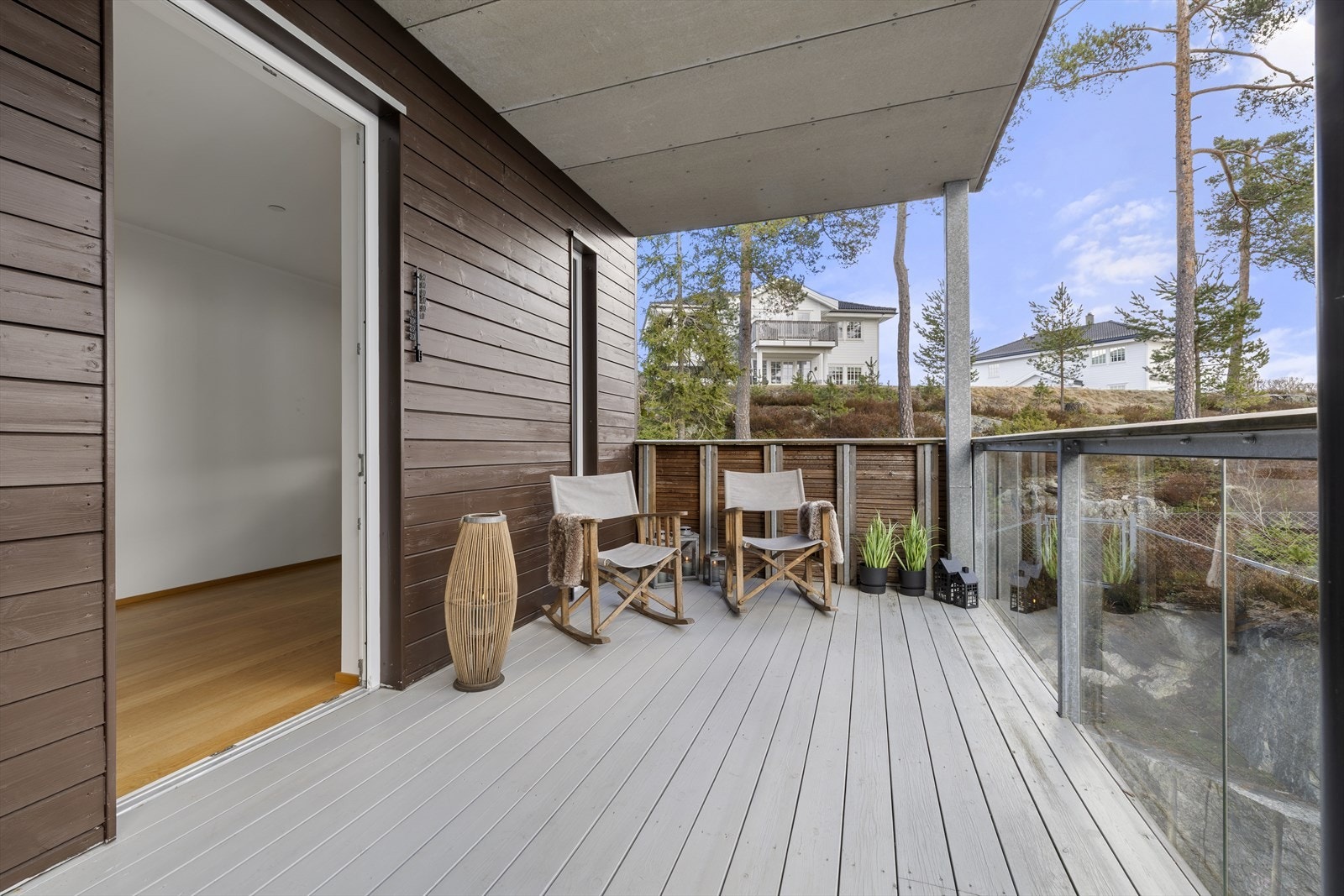 Balkongen er bygget i betong og stål, med beisede terrassebord. Her finnes også en praktisk utebod. Galleribilde