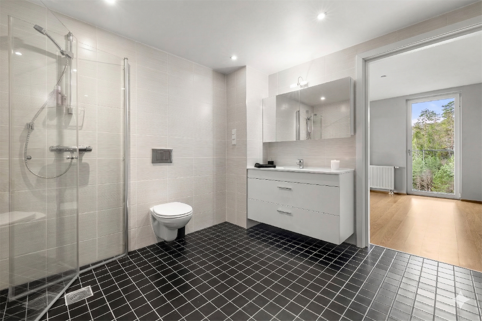 Dette badet fungerer også som vaskerom, med praktisk opplegg for vaskemaskin. Galleribilde