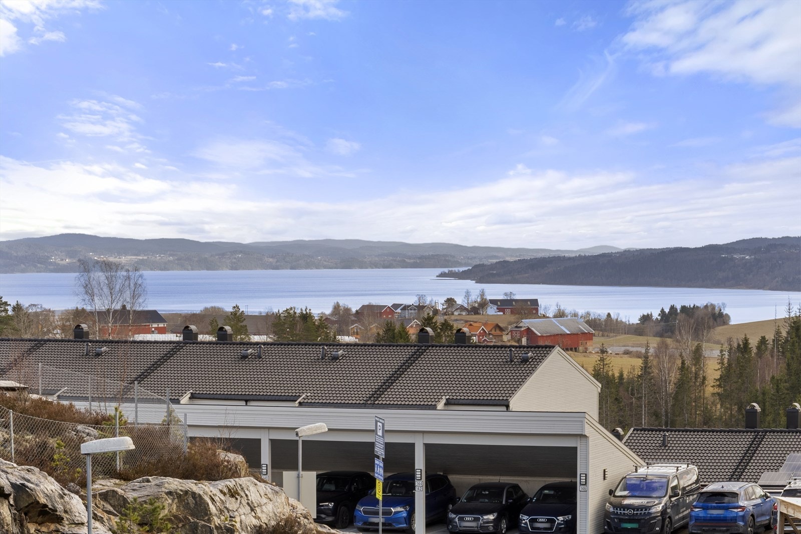 Fra området er det flott utsikt over landskapet og Øyeren. Galleribilde