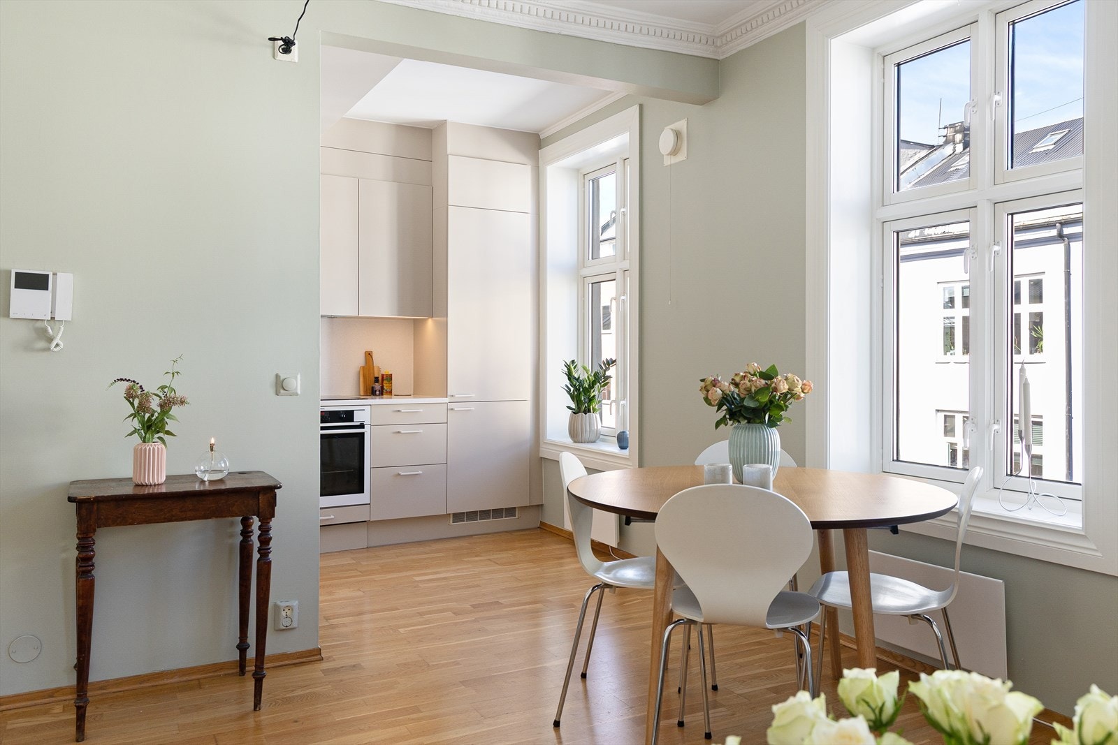 Det er plass til et spisebord, perfekt for hyggelige måltider med venner og familie. Galleribilde