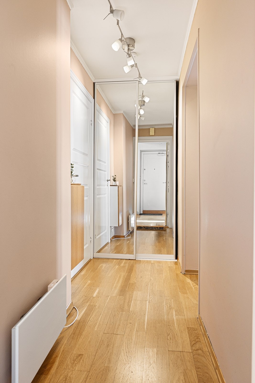 Her er det god plass til oppheng av yttertøy og sko i en praktisk skyvedørsgarderobe med speilfronter. Galleribilde