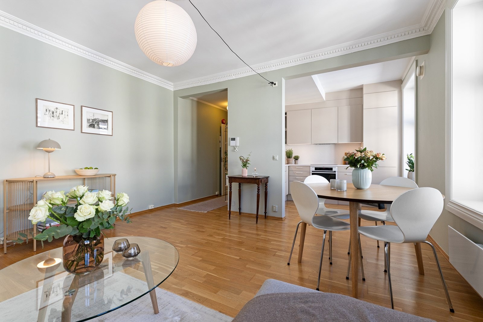 De store vindusflatene slipper inn rikelig med naturlig lys, mens dype vinduskarmer, stukkatur og rosett fremhever leilighetens klassiske sjarm. Galleribilde