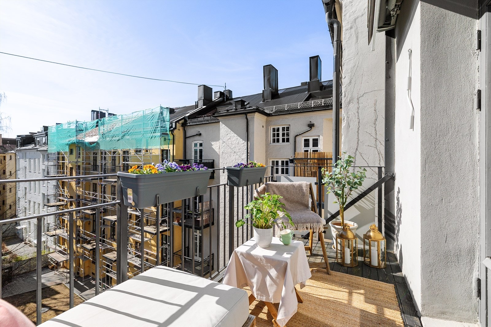 Det er god plass til utemøbler. Her er det sol på sommerstid fra ca. klokken 10 til 18 på kvelden. Galleribilde