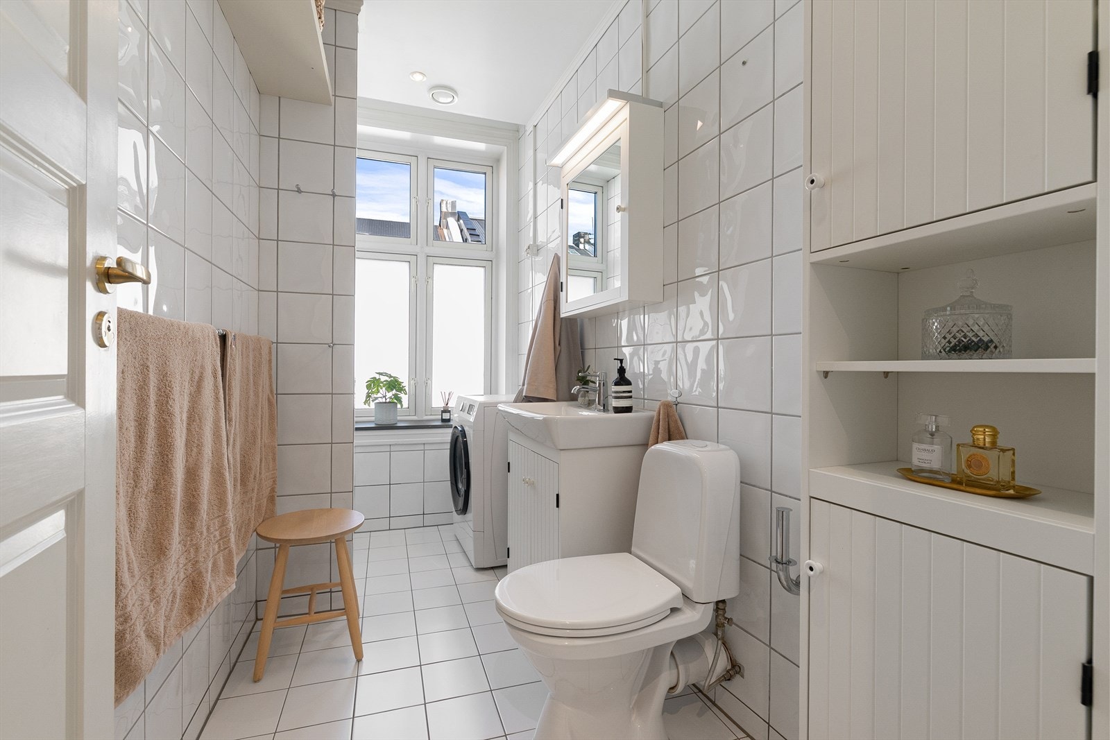 Badet ble oppgradert i 2015 og har elektrisk gulvvarme, vegghengt WC og dusj i nisje. Galleribilde