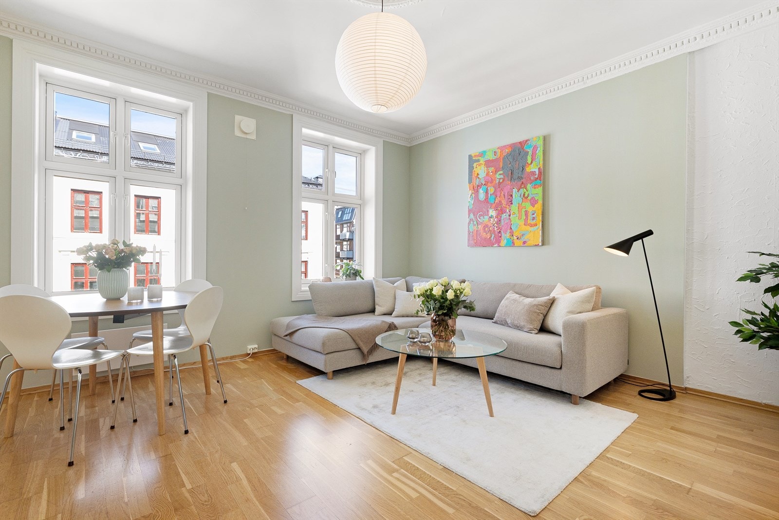 Lys og romslig stue med god plass til både sofa og annet møblement. Galleribilde
