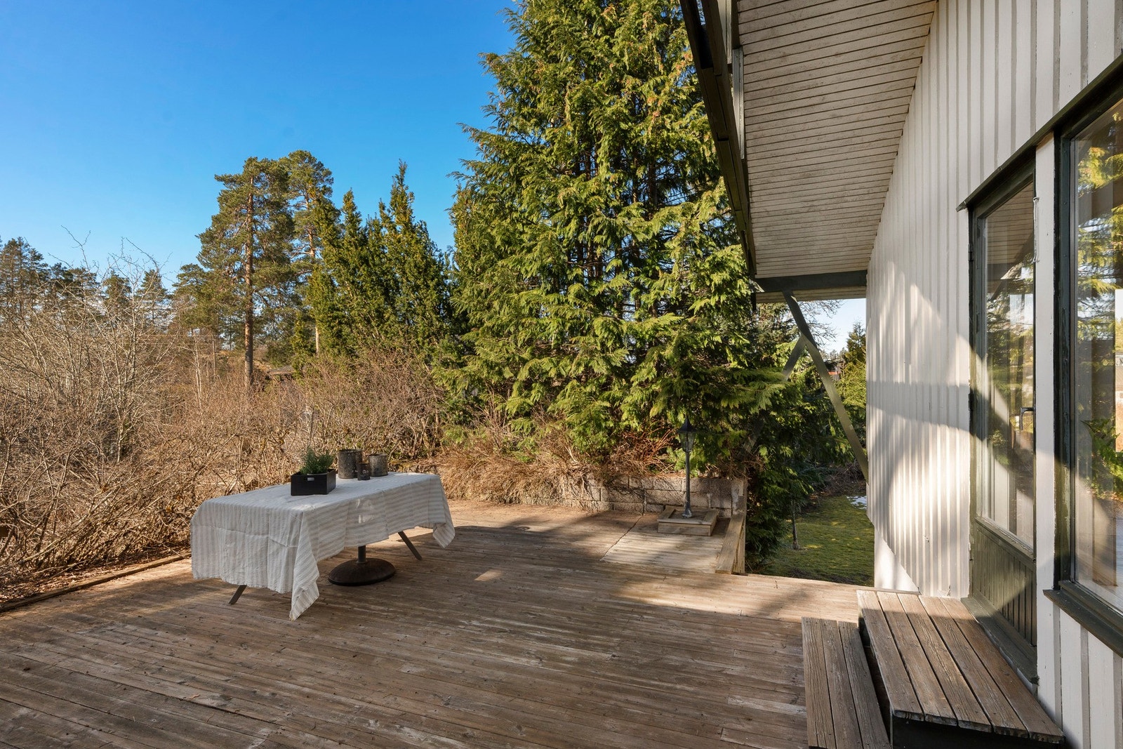 Gode møbleringsmuligheter for f.eks. flere sittegrupper, solsenger, hammock og grill. Galleribilde