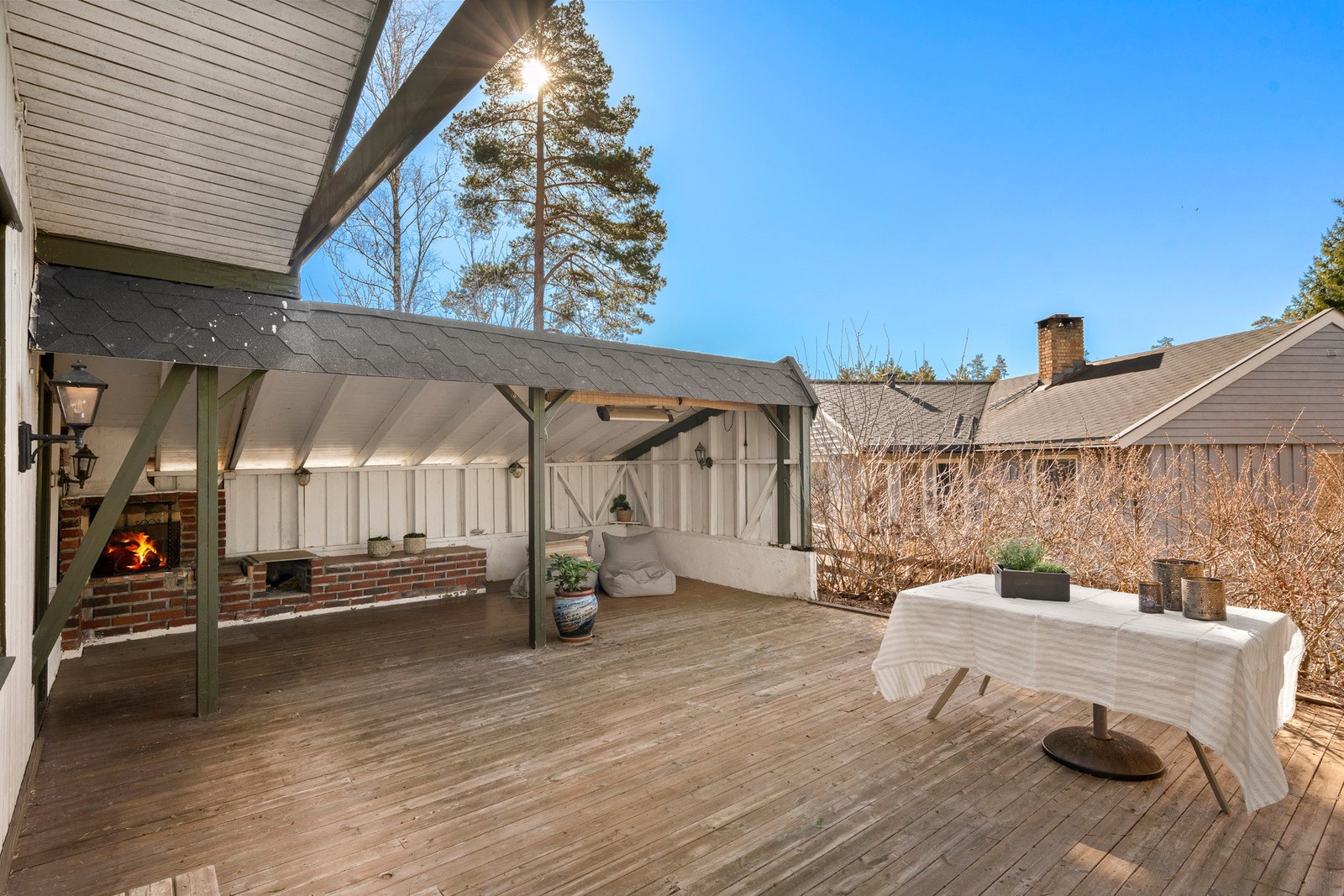 I hagen finner man en terrasse med sjarmerende overbygg Galleribilde
