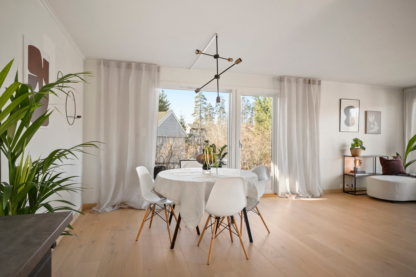 Hyggelig stue som er lys og romslig. Galleribilde