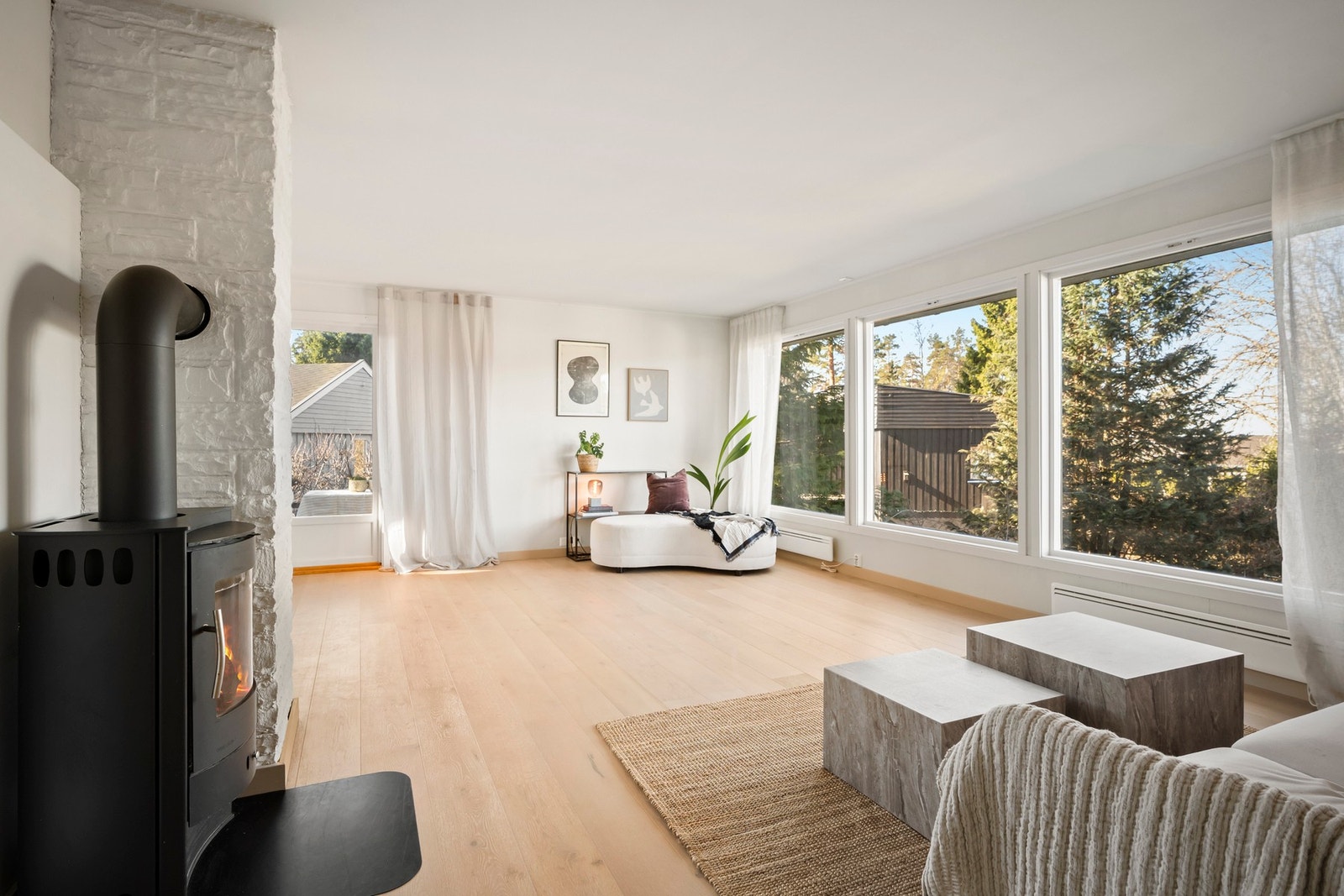 Stuen er lettmøblert der sofagruppe, spisebord og lesekrok alle har sin naturlige plassering. Galleribilde