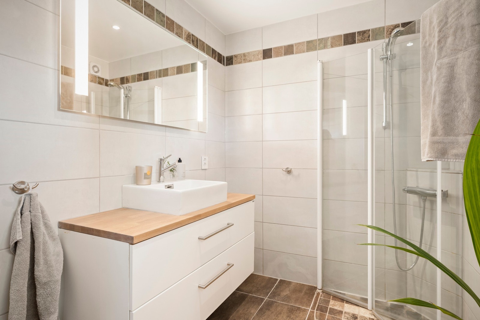 Badet i 1. etasje har flislagte vegger og gulv med elektriske varmekabler. Galleribilde