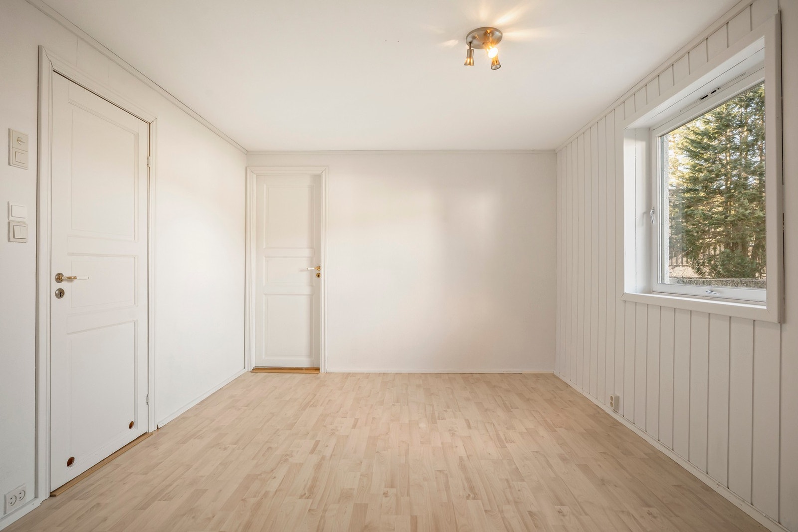 Det er godt lysinnslipp og enkelt å møblere med seng, nattbord og tilhørende soveromsmøbler. Galleribilde
