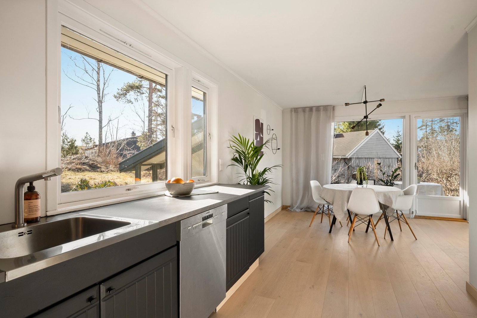 Praktiske benkeplater av laminat som gir slitesterke arbeidsflater. Det er integrerte hvitevarer som komfyr og platetopp. Galleribilde