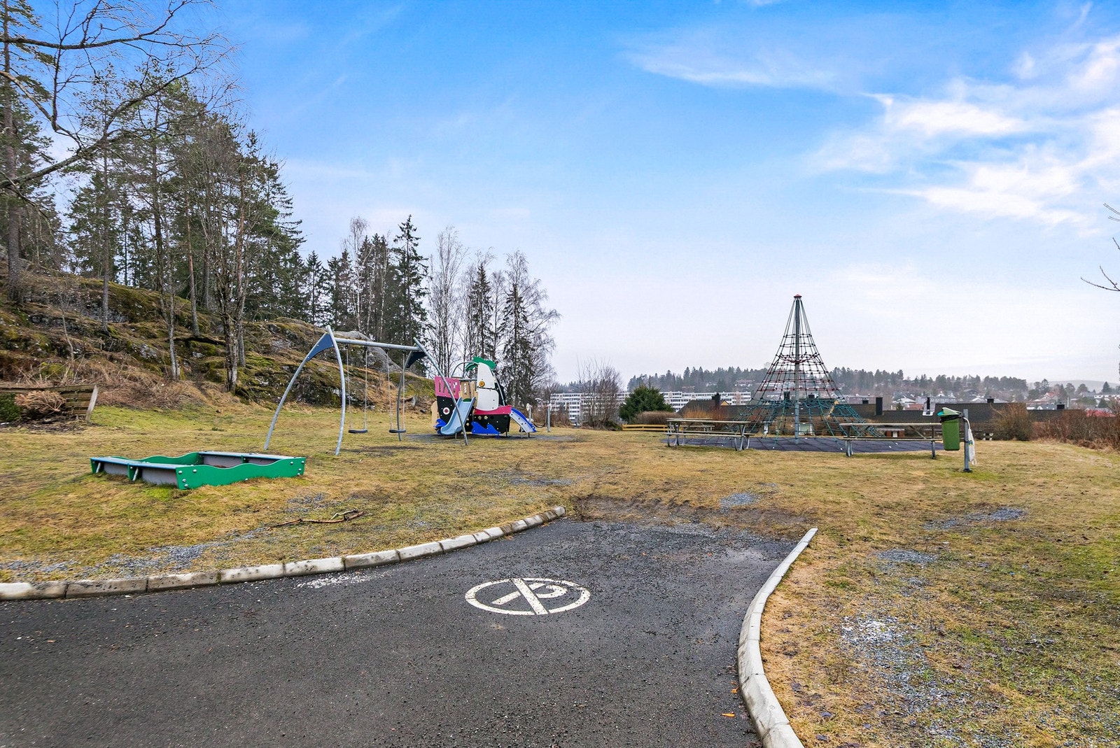 Her bor du rolig og fint til i et populært nabolag, sentralt i Lørenskog. Galleribilde