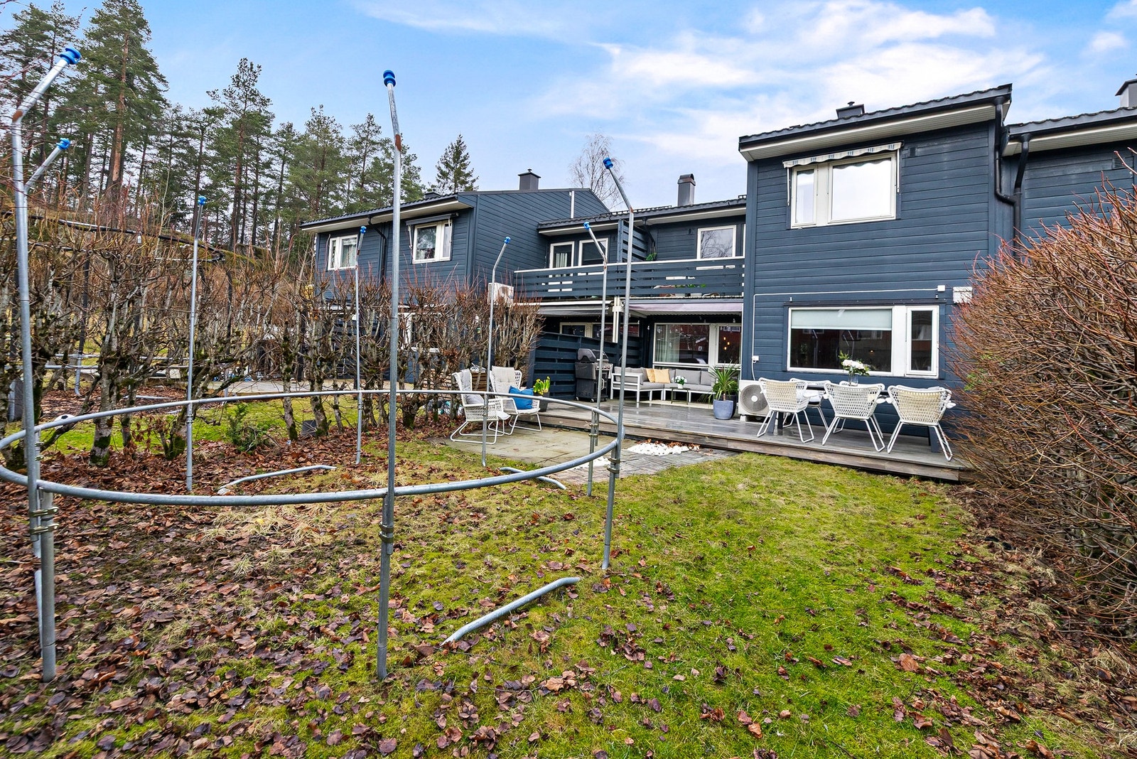 Dette er en innholdsrik og familievennlig bolig med gode oppgraderinger, fleksible løsninger og flotte uteområder som legger til rette for en komfortabel og moderne livsstil. Galleribilde