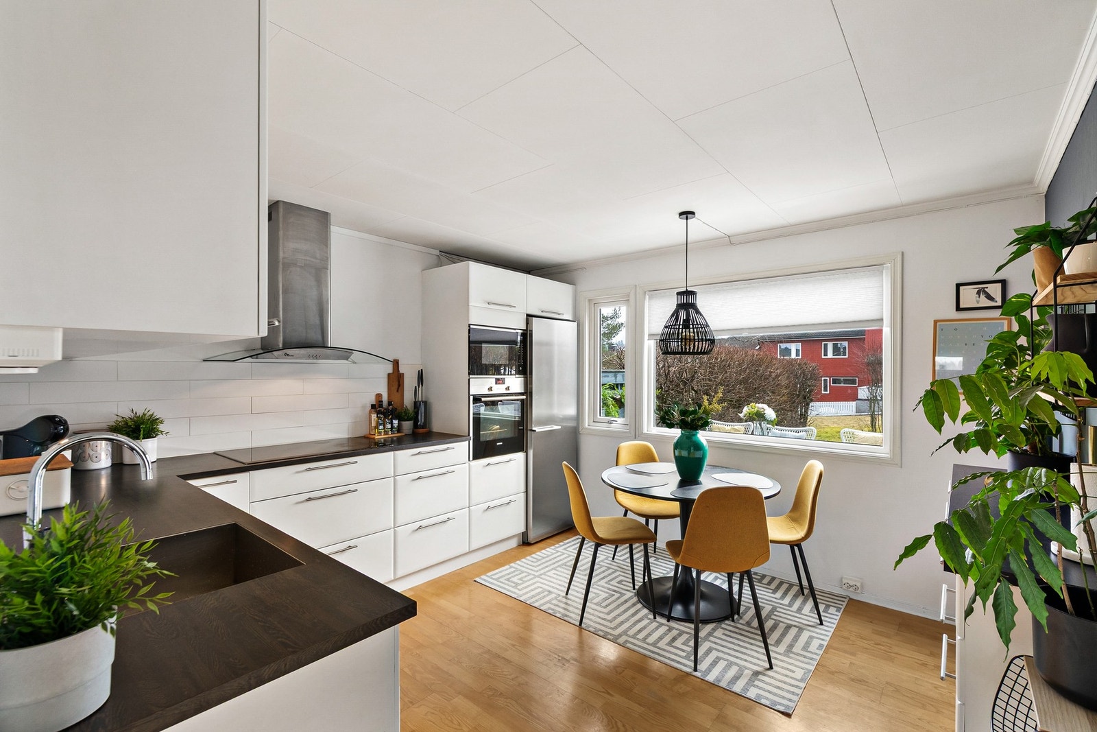 Her har du hyggelig utsyn mot hagen. Galleribilde