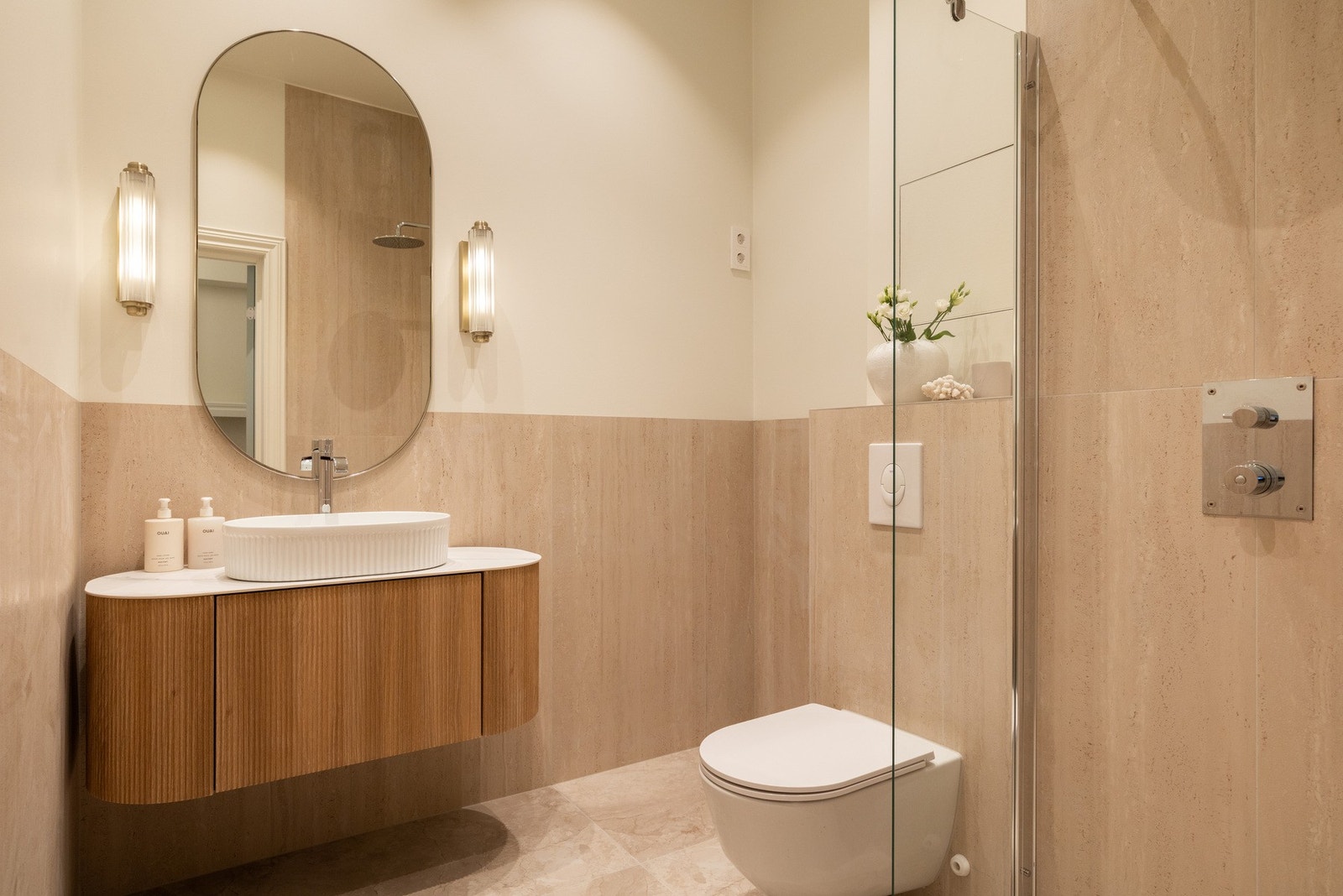 Baderom 1: Delikat bad med downlights i himling, varmekabler i gulv og opplegg for vaskemaskin. Galleribilde