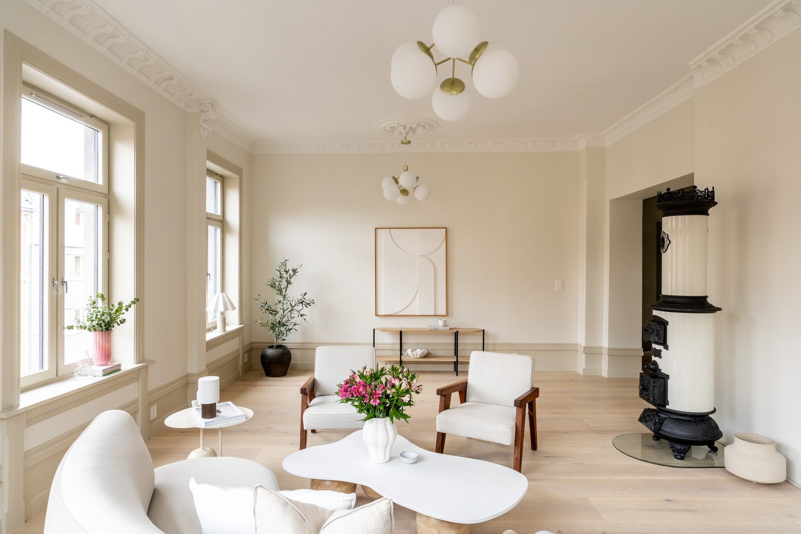Nydelig 1-stavs eikeparkett og delikate farge- og materialvalg. Galleribilde