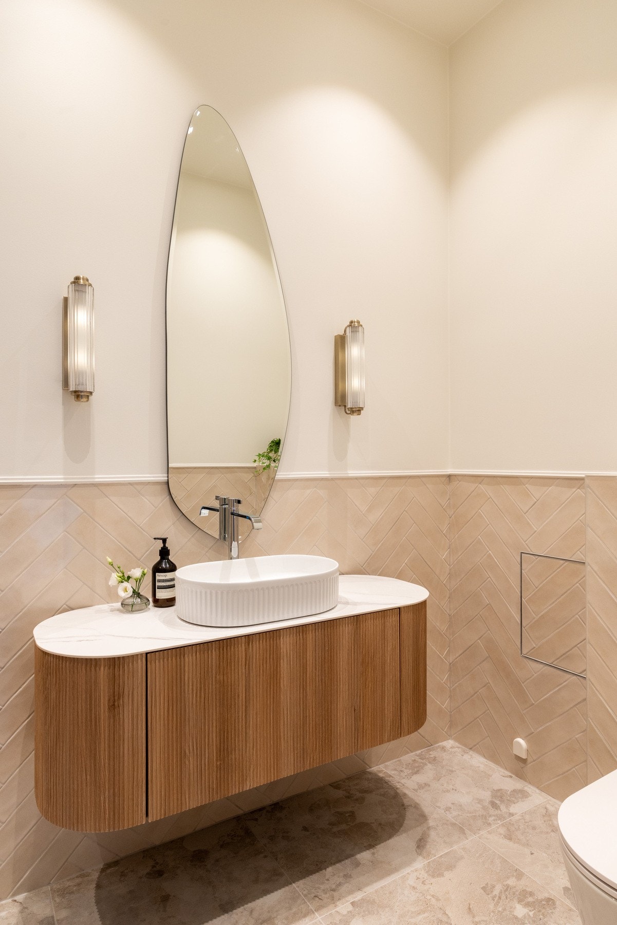 Badet består av servantskap med oval servant, speil med sidelys, vegghengt toalett og egen dusjnisje. Galleribilde
