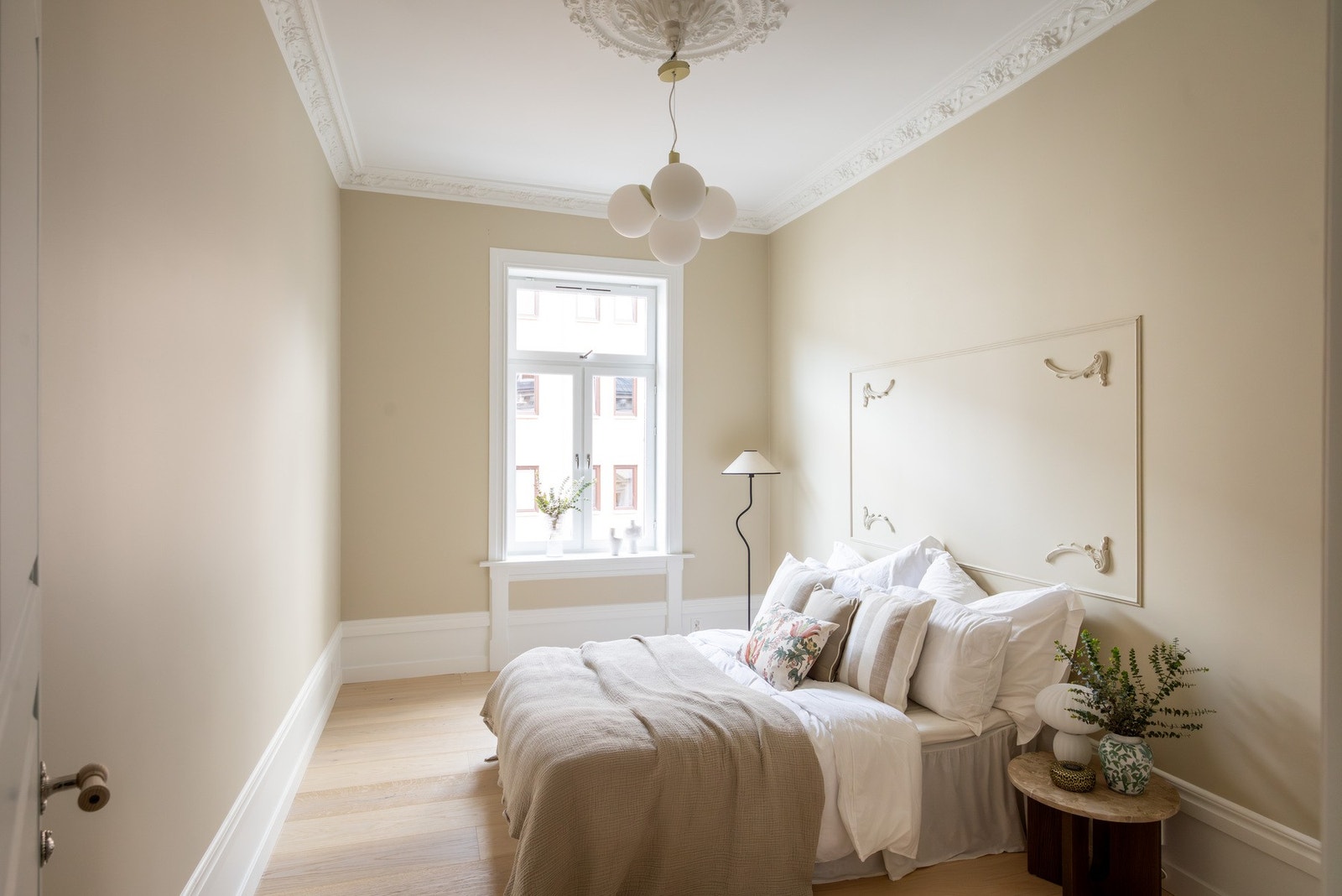Soverom 2 er også av god størrelse med god plass til dobbeltseng, nattbord og garderobe. Galleribilde
