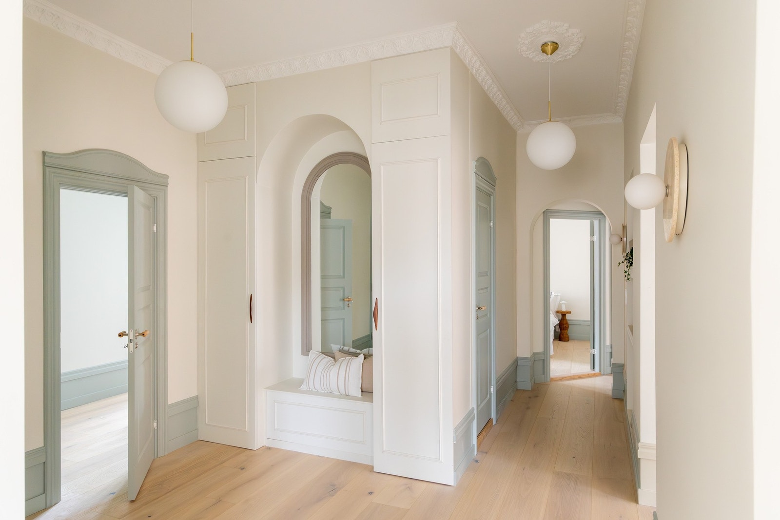 Svært innbydende hall/entré med gode oppbevaringsmuligheter. Galleribilde
